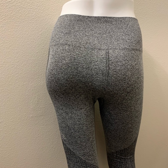 Lorna Jane Seamless Capris - Picture 6 of 6